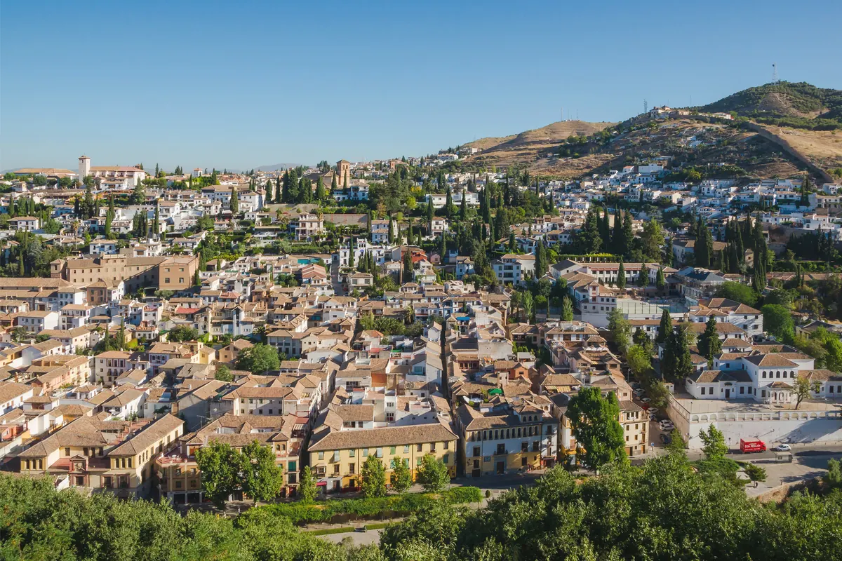 Den gamle bydel i Granada set ovenfra, med Sacromonte-højen rejsende sig bagved